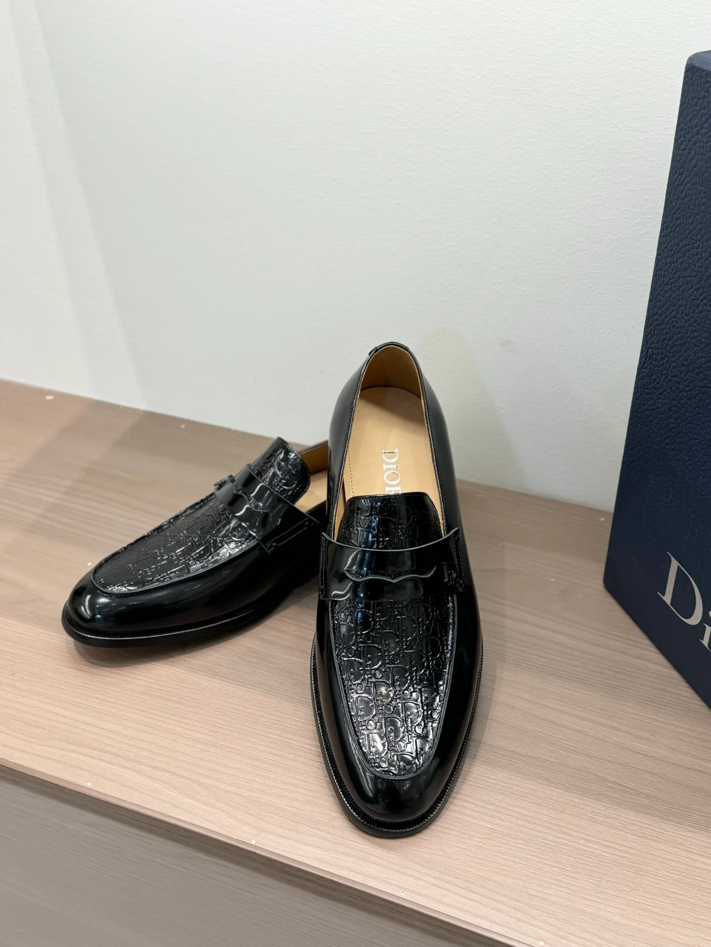 [Dior Dior] Top P: 960💰 Standard code 39-44 (38.45.46 custom-made, non-refundable and non-exchangeable) Dior Dior's latest high-end men's boutique casual leather shoes, the upper is carefully made of black cowhide/open-edge beaded leather/high-mercerized frosted cowhide, the classic silhouette shows elegance, and the upper strap is matched with a metal-coated CD Icon decorative buckle to enhance the style. Comfortable and lightweight, the Italian leather sole features anti-slip rubber inserts. The Blake structured leather sole with anti-slip details showcases Dio*'s exceptional craftsmanship. Elegant and refined, it can be matched with all kinds of suits.
